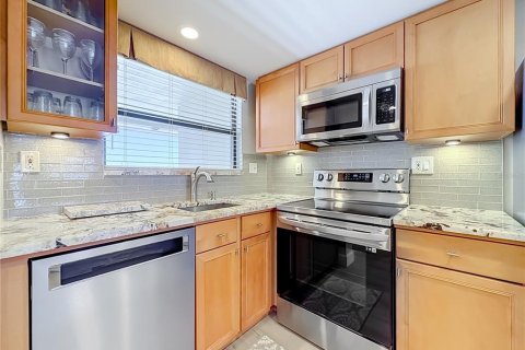Condo in Saint Pete Beach, Florida, 2 bedrooms № 2420439 - photo 11
