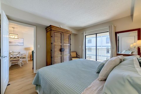 Condo in Saint Pete Beach, Florida, 2 bedrooms № 2420439 - photo 17
