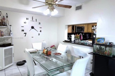 Кондоминиум с 2 спальнями в Майами, Флорида № 1972159