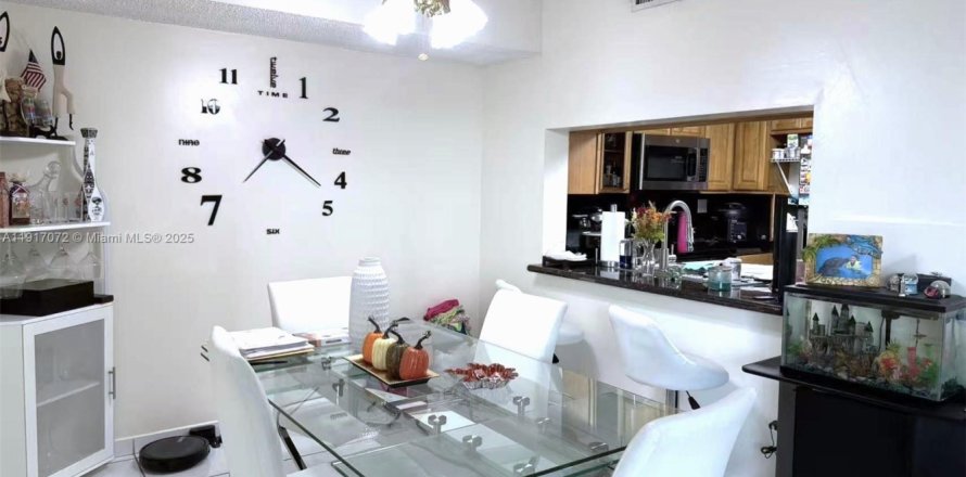 Кондоминиум с 2 спальнями в Майами, Флорида № 1972159