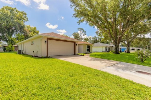 House in South Daytona, Florida 3 bedrooms, 147.99 sq.m. № 2147981 - photo 3