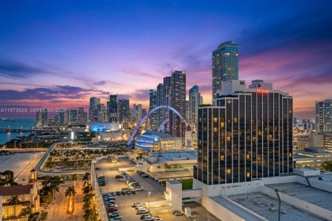 Снять в аренду кондоминиум в Майами, Флорида 1 спальня, 76.27м2, № 2041331 - фото 3