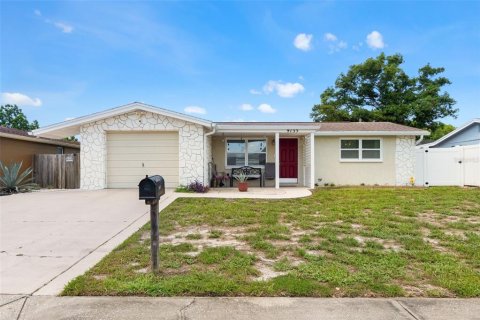 House in Port Richey, Florida 3 bedrooms, 112.41 sq.m. № 2318830
