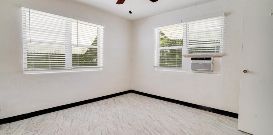 Commercial property in Fort Pierce, Florida 284.28 sq.m. № 1224639