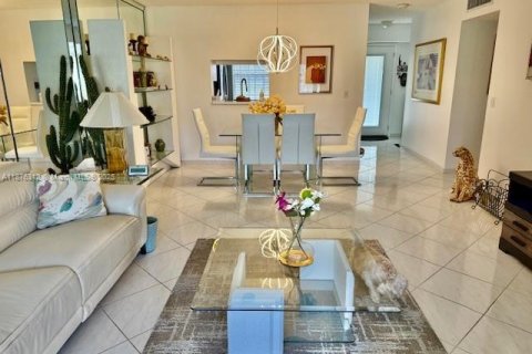 Condo in Dania Beach, Florida, 2 bedrooms  № 1923156 - photo 4
