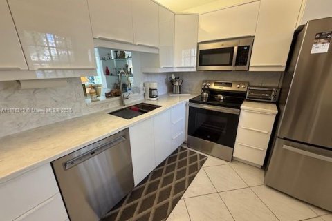 Condo in Dania Beach, Florida, 2 bedrooms  № 1923156 - photo 6