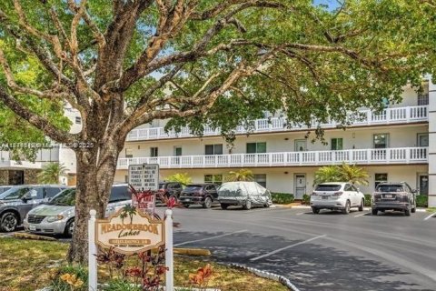 Condo in Dania Beach, Florida, 2 bedrooms  № 1923156 - photo 1