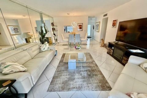Condo in Dania Beach, Florida, 2 bedrooms  № 1923156 - photo 2
