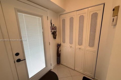 Condo in Dania Beach, Florida, 2 bedrooms  № 1923156 - photo 23