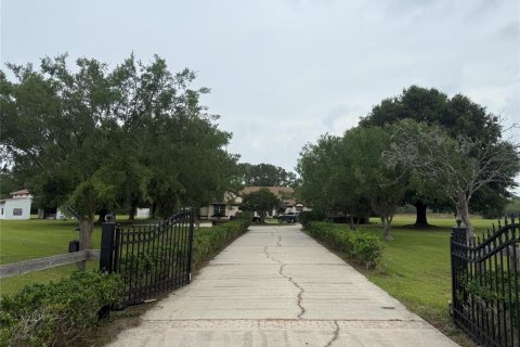 House in Sorrento, Florida 5 bedrooms, 363.43 sq.m. № 2210923 - photo 5