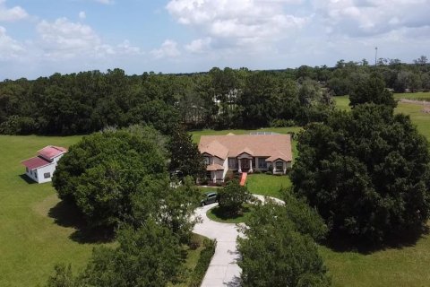 House in Sorrento, Florida 5 bedrooms, 363.43 sq.m. № 2210923 - photo 2