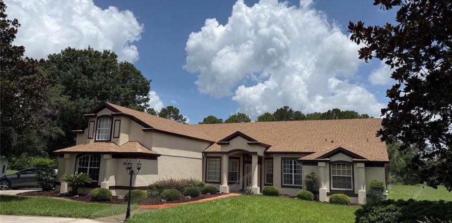 House in Sorrento, Florida 5 bedrooms, 363.43 sq.m. № 2210923