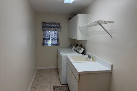House in Sorrento, Florida 5 bedrooms, 363.43 sq.m. № 2210923 - photo 24