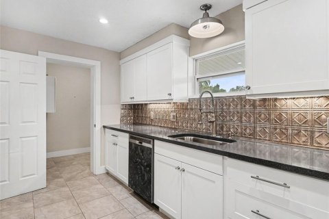 House in Sarasota, Florida 3 bedrooms, 168.99 sq.m. № 2219061 - photo 17