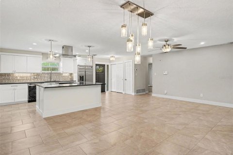 House in Sarasota, Florida 3 bedrooms, 168.99 sq.m. № 2219061 - photo 13