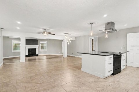 House in Sarasota, Florida 3 bedrooms, 168.99 sq.m. № 2219061 - photo 4