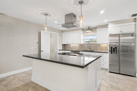 House in Sarasota, Florida 3 bedrooms, 168.99 sq.m. № 2219061 - photo 15