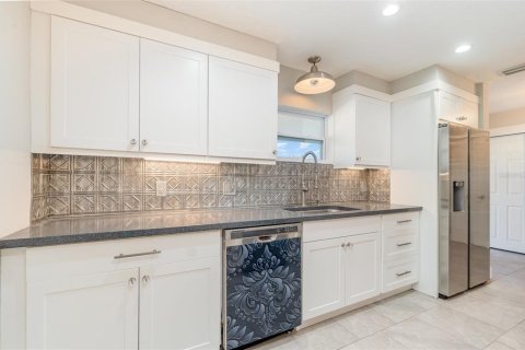 House in Sarasota, Florida 3 bedrooms, 168.99 sq.m. № 2219061 - photo 18