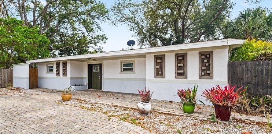 House in Sarasota, Florida 3 bedrooms, 168.99 sq.m. № 2219061