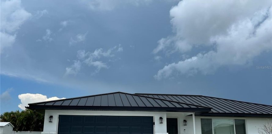 House in Venice, Florida 3 bedrooms, 138.33 sq.m. № 1371806