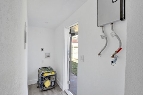 House in Miramar, Florida 4 bedrooms, 128.95 sq.m. № 2155073 - photo 18