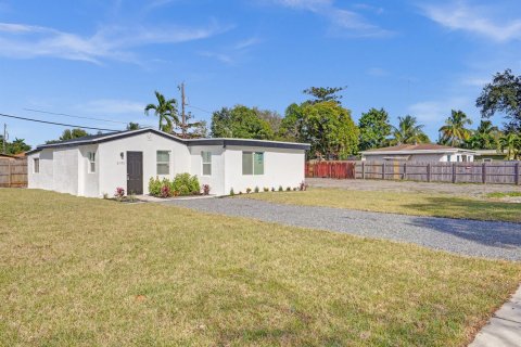House in Miramar, Florida 4 bedrooms, 128.95 sq.m. № 2155073 - photo 4