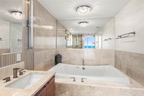Condo in Sunny Isles Beach, Florida, 4 bedrooms  № 2069577 - photo 14
