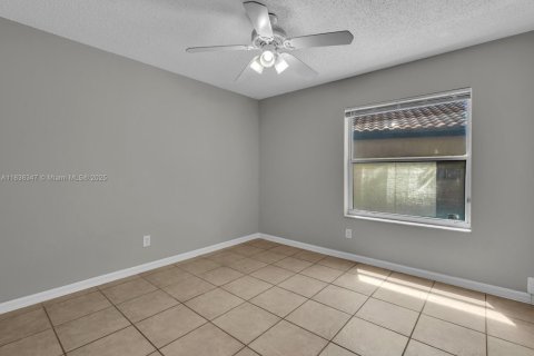 House in Pembroke Pines, Florida 4 bedrooms, 205.59 sq.m. № 1825717 - photo 14