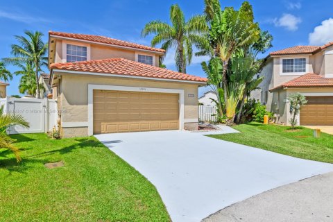House in Pembroke Pines, Florida 4 bedrooms, 205.59 sq.m. № 1825717 - photo 1