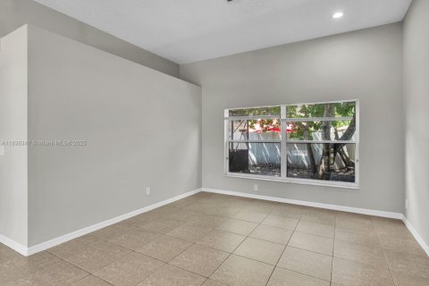 House in Pembroke Pines, Florida 4 bedrooms, 205.59 sq.m. № 1825717 - photo 5