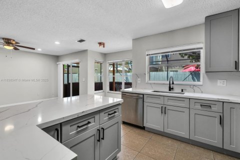 House in Pembroke Pines, Florida 4 bedrooms, 205.59 sq.m. № 1825717 - photo 11