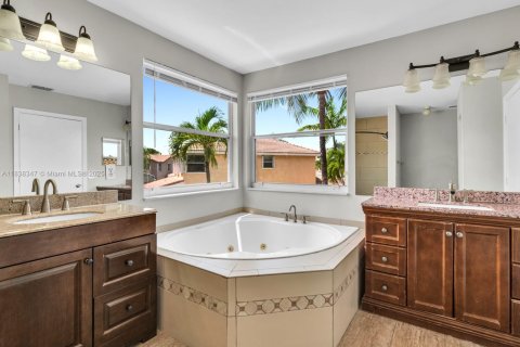 House in Pembroke Pines, Florida 4 bedrooms, 205.59 sq.m. № 1825717 - photo 19