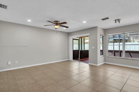 House in Pembroke Pines, Florida 4 bedrooms, 205.59 sq.m. № 1825717 - photo 8