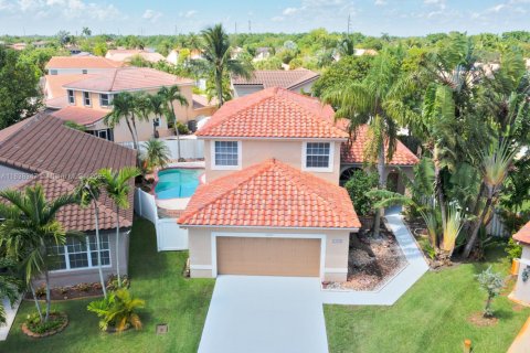 House in Pembroke Pines, Florida 4 bedrooms, 205.59 sq.m. № 1825717 - photo 2