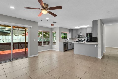 House in Pembroke Pines, Florida 4 bedrooms, 205.59 sq.m. № 1825717 - photo 7