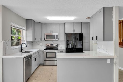 House in Pembroke Pines, Florida 4 bedrooms, 205.59 sq.m. № 1825717 - photo 9