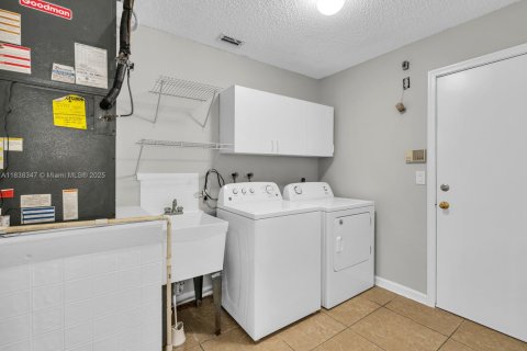House in Pembroke Pines, Florida 4 bedrooms, 205.59 sq.m. № 1825717 - photo 16