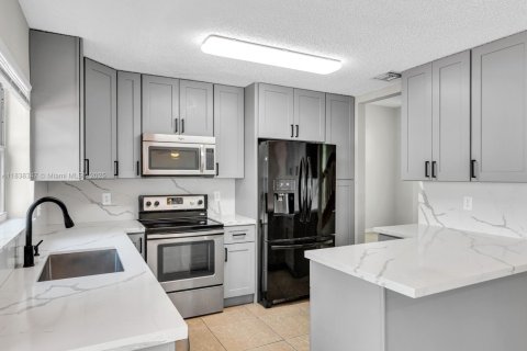 House in Pembroke Pines, Florida 4 bedrooms, 205.59 sq.m. № 1825717 - photo 10