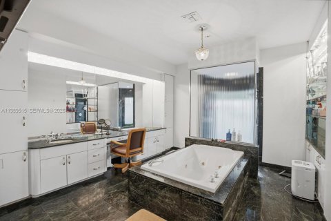 Купить виллу или дом в Уэст-Палм-Бич, Флорида 3 спальни, 358.42м2, № 2154239 - фото 8