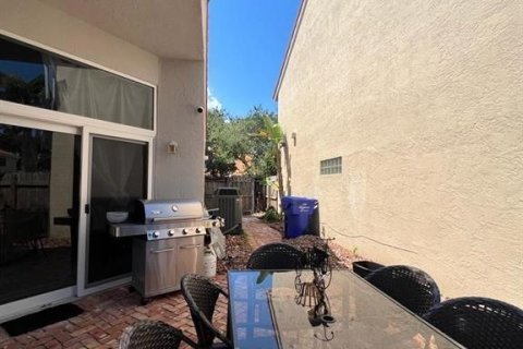 House in Hollywood, Florida 3 bedrooms, 217.95 sq.m. № 1170972 - photo 1