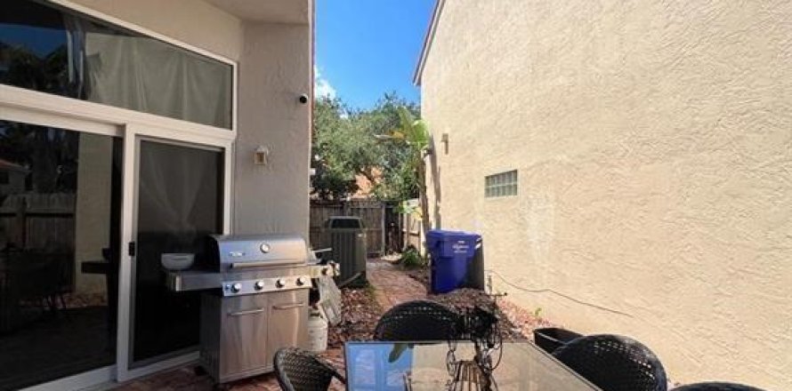 House in Hollywood, Florida 3 bedrooms, 217.95 sq.m. № 1170972