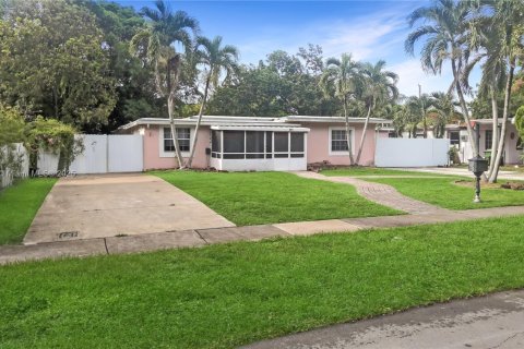 Casa en venta en North Miami, Florida, 3 dormitorios, 175.21 m2 № 1820165 - foto 1