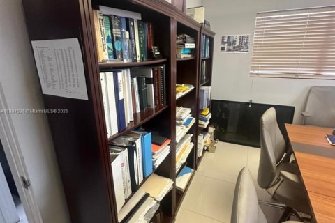Propiedad comercial en venta en Hollywood, Florida № 1952408 - foto 17