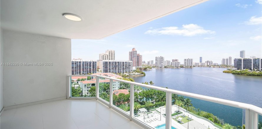 Condominio en Aventura, Florida, 3 dormitorios  № 1980997