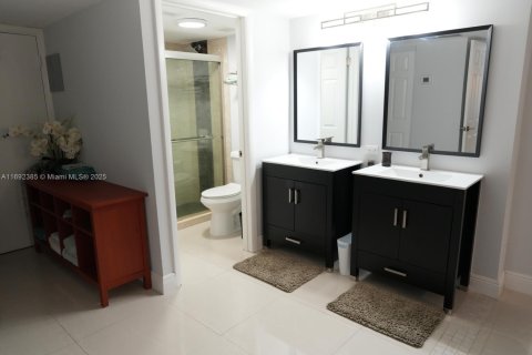 Condo in Fort Lauderdale, Florida, 2 bedrooms  № 1888832 - photo 18