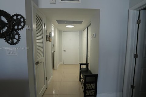 Condo in Fort Lauderdale, Florida, 2 bedrooms  № 1888832 - photo 4