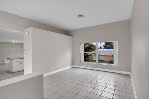 Casa en venta en Pembroke Pines, Florida, 4 dormitorios, 205.59 m2 № 1766303 - foto 9