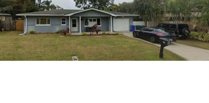 House in Dunedin, Florida 3 bedrooms, 126.07 sq.m. № 2106138