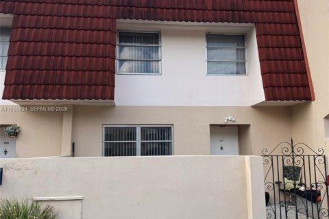 Townhouse in Lauderhill, Florida 3 bedrooms, 147.71 sq.m. № 2047880 - photo 3