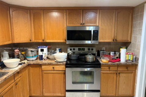 Townhouse in Lauderhill, Florida 3 bedrooms, 147.71 sq.m. № 2047880 - photo 8